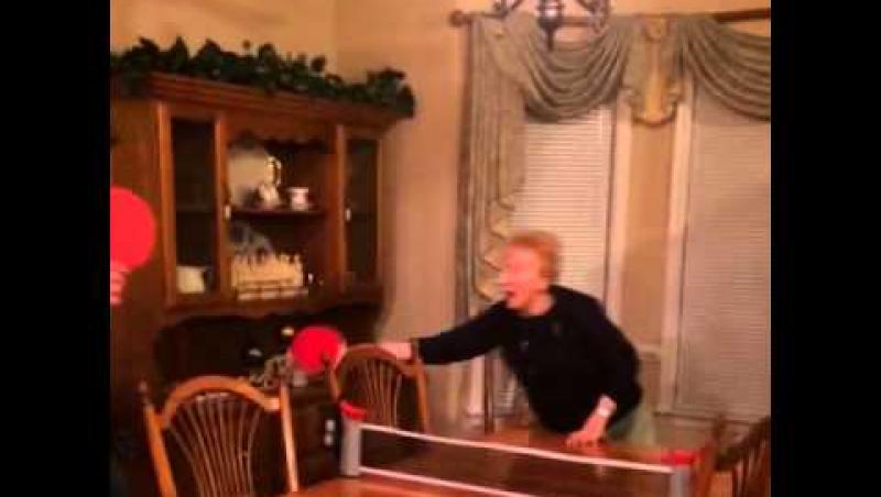 A jucat ping pong cu bunica, dar la un moment dat s-a întâmplat asta! Milioane de oameni au murit de râs când au văzut! (VIDEO)