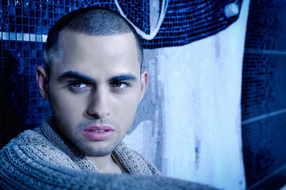 A c&acirc;ntat muzică bisericească şi acum e super STAR! Alex Mica, artistul care a str&acirc;ns 100 de MILIOANE de accesări pe Youtube