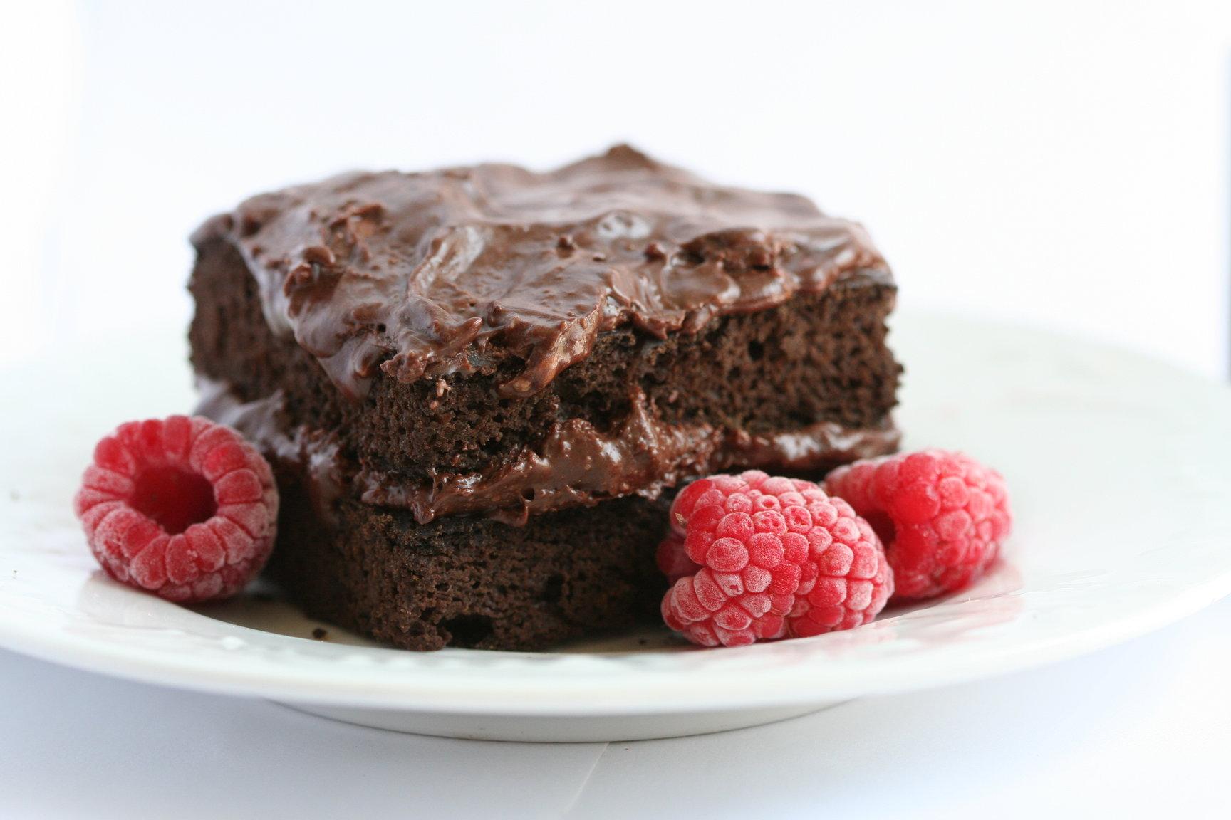 Prăjitura "Darkness", gata în 15 minute, cu doar trei ingrediente! Cea mai simplă reţetă pentru un desert delicios