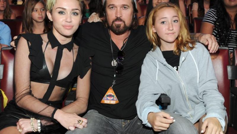 Miley Cyrus, împreună cu tatăl şi sora