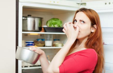 Cum scapi de mirosul neplăcut din frigider? Trucuri uşoare ce funcţionează 100%