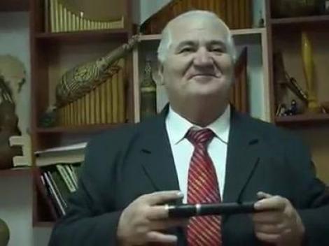 VIDEO: Ştefan Popescu, omul care face senzaţie cu DIGIFONFUL, instrumentul la care cântă prin penetrarea cu degetul mijlociu! Uite ce reprezentaţie a avut la Neatza