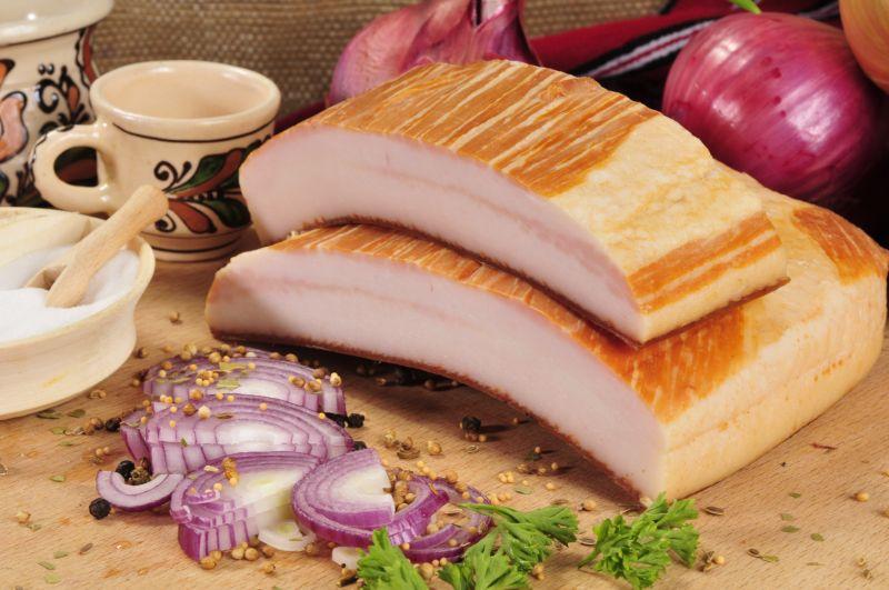Măn&acirc;nci slănină cu ceapă? Te poate feri de boli: Beneficiile unui aliment tradițional