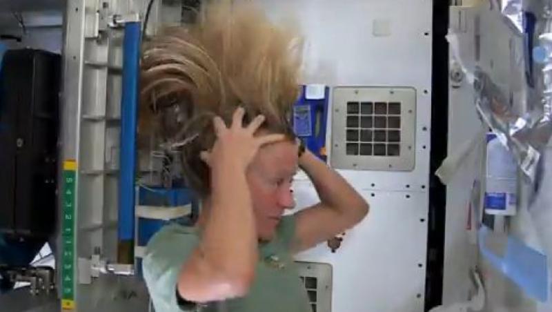 VIDEO SENZAŢIONAL! Cum se spală astronauţii pe cap în timp ce se află în spaţiu! Demonstraţie SPECTACULOASĂ!