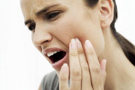 Scapă de durerile de dinţi în cinci minute, cu ajutorul unui leac băbesc