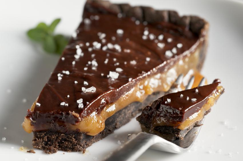 Prăjitura "Ciocofino", o combinaţie delicioasă între caramel şi ciocolată! E gata în mai puţin de 30 de minute