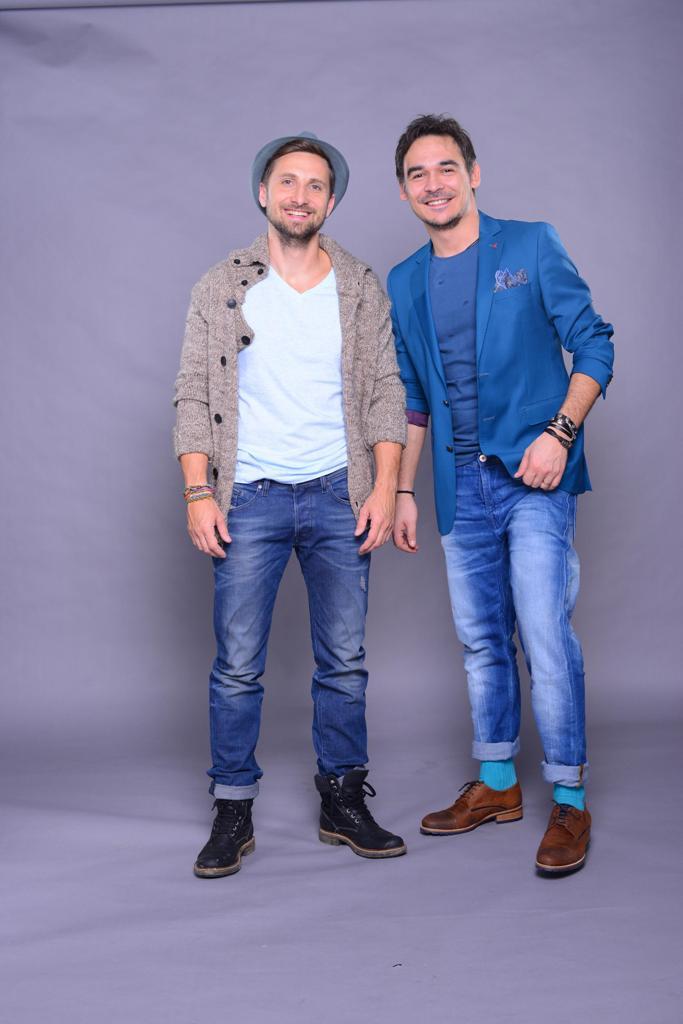 Răzvan și Dani &icirc;l așteaptă pe Robbie Williams la ei acasă