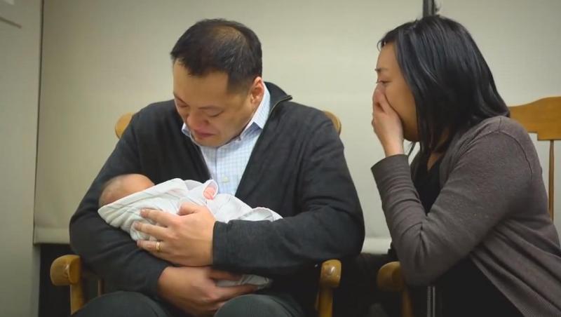 VIDEO: Nu poţi să îl priveşti fără să curgă lacrimile... Reacţia cutremurătoare a unor părinţi atunci când îşi văd copilul pentru prima oară