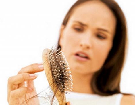 Părul tău cade încontinuu? Există soluții la îndemână! Învaţă câteva trucuri simple (VIDEO)