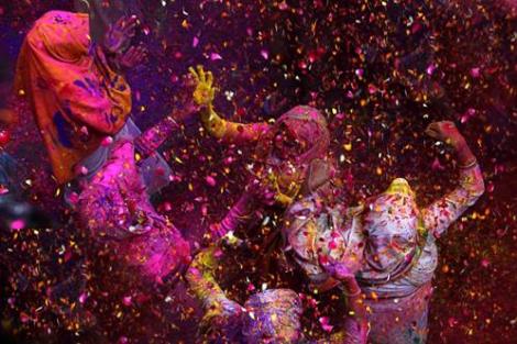 IMAGINI superbe! Festivalul culorilor din India, o tradiție a veseliei, veche de sute de ani!