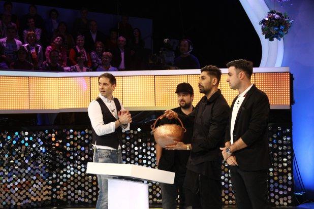 E de etnie romă și se m&acirc;ndrește cu asta! Connect-R a vorbit țigănește și a primit cadou un ceaun