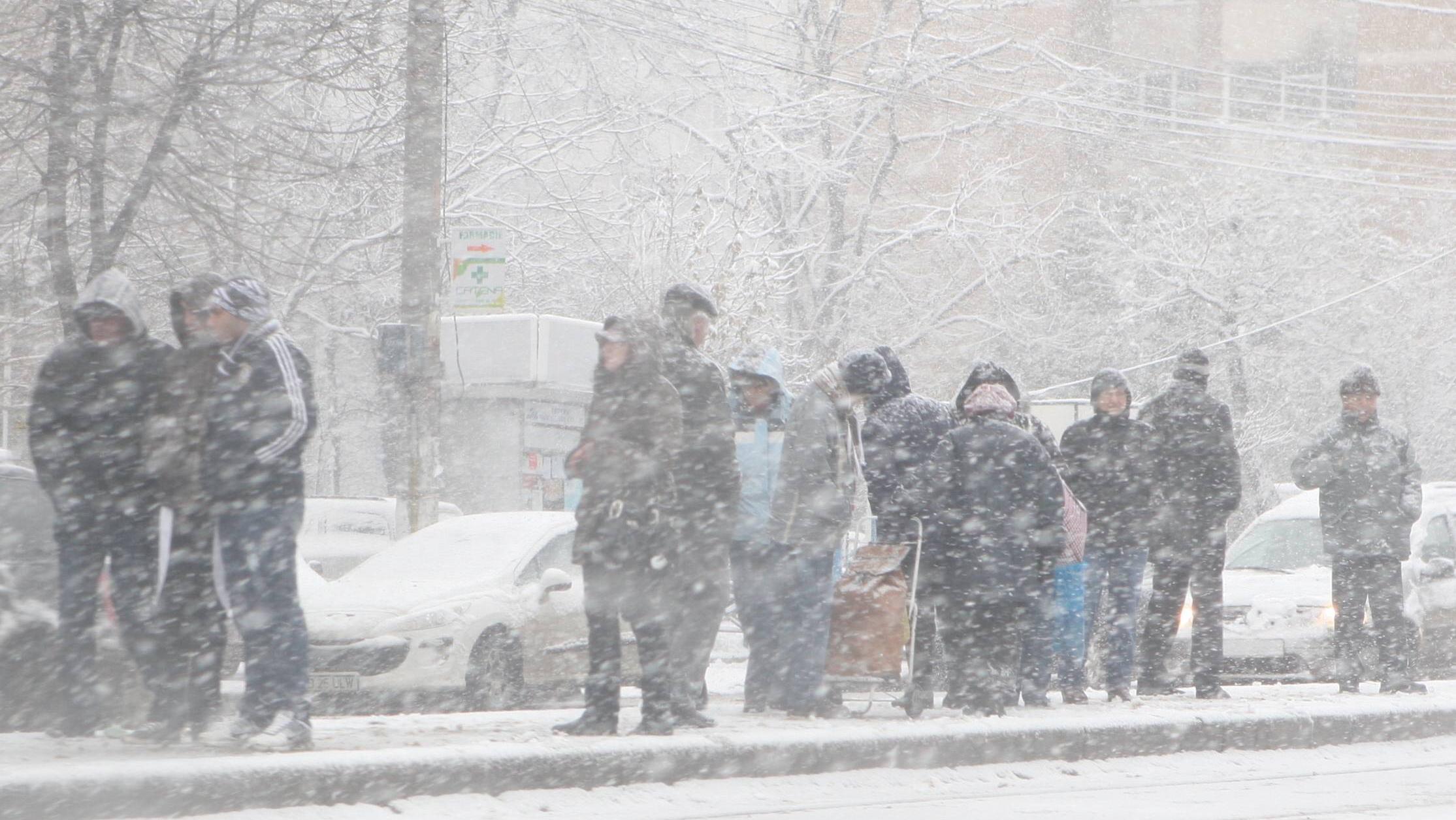 Vineri noapte NINGE &icirc;n mai multe zone din ţară! Este posibilă emiterea unui COD PORTOCALIU de v&acirc;nt