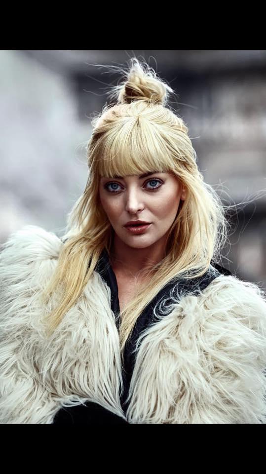 S-a &icirc;ntors din vacanță cu forțe proaspete și a pus de-o super piesă! Delia ne &icirc;nc&acirc;ntă, &icirc;n premieră, cu "Inimi desenate"