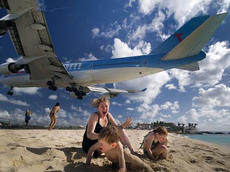 Imaginile astea îți dau FIORI! Curaj sau nebunie? Un avion a fost surprins în timp ce trecea la câţiva metri deasupra unei plaje aglomerate