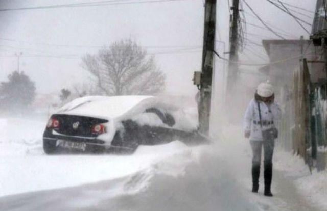 STARE DE URGENŢĂ &icirc;n Bulgaria! Ninsorile abundente şi viscolul au făcut ravagii &icirc;n sudul ţării (VIDEO)