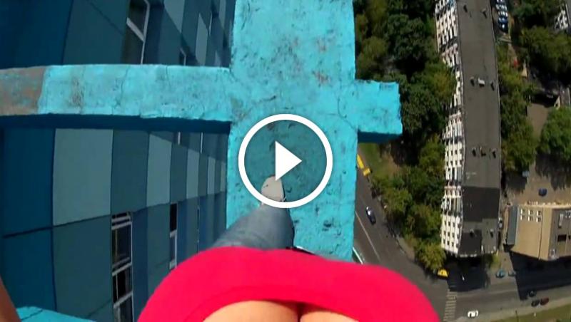 Atenție, blondă la înălţime! A căutat senzații tari și a ajuns celebră pe internet (VIDEO)