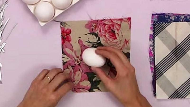 VIDEO INEDIT! Oricine poate încerca trucul ăsta! A înfăşurat un ou în mătase colorată, iar rezultatul este absolut FANTASTIC
