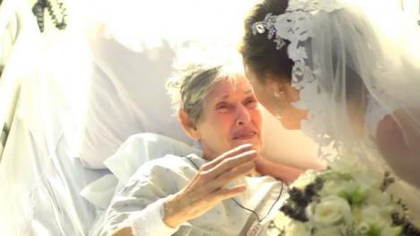 În ziua nunții, îmbrăcată în rochie de mireasă, îi face bunicii bolnave cea mai frumoasă surpriză: Un CLIP de MILIOANE de lacrimi!