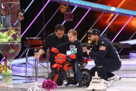 Cristi "Veselie", micuțul care suferă de cancer la maxilar, a primit o motocicletă de la preferatul lui, Alex Velea