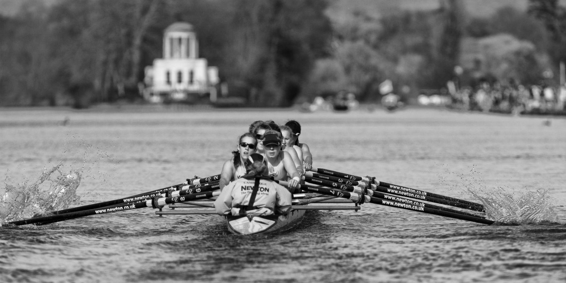EVENIMENT EPOCAL: Pentru prima oară &icirc;n istorie, femeile se vor &icirc;ntrece &icirc;n celebra cursă OXFORD - CAMBRIDGE de pe Tamisa!
