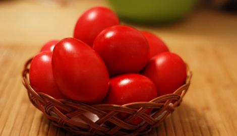 Obiceiul preferat al românilor: Ce reprezintă ciocnitul ouălor roşii de Paşte