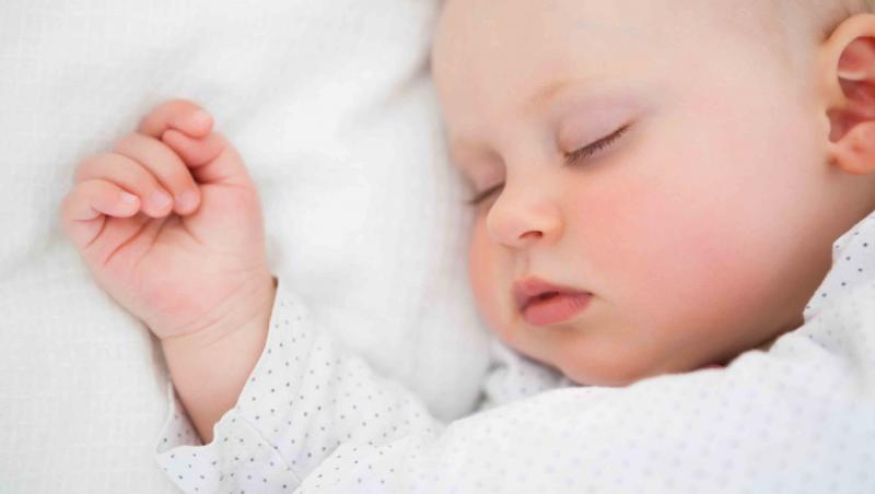 VIDEO VIRAL: Cum să adormi copilul în câteva secunde, cu ajutorul unui ŞERVEŢEL! Un truc banal, cu rezultat rapid