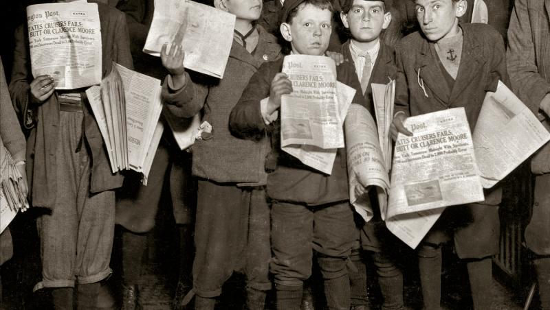”Titanic Boys”, distribuitorii de ziar, anunțând tragedia