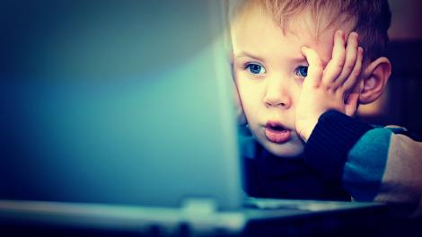 Copiii, victime pe Internet. Pericolele la care sunt expuși