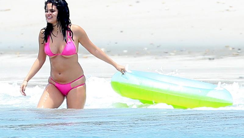 SCAPĂ CINE POATE! Selena Gomez iese din apă! Biebere, ce i-ai dat, puiule, de mâncare?