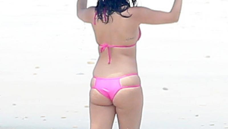 SCAPĂ CINE POATE! Selena Gomez iese din apă! Biebere, ce i-ai dat, puiule, de mâncare?