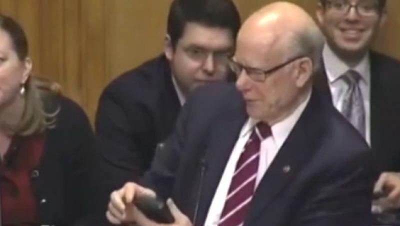 Un senator s-a făcut de râs chiar în timpul ședinței! Uite ce sonerie avea la TELEFON! Acum toată planeta râde de el! (VIDEO)