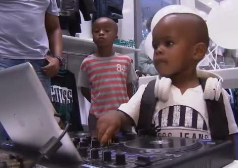 VIDEO VIRAL: Nu știe să vorbească, dar pune muzica mai bine ca oricine! DJ-ul de DOI ANI face spectacol!!!