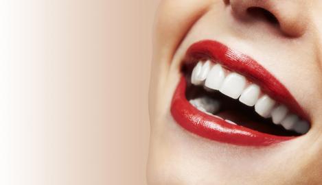 Oricine poate avea dinți albi și strălucitori, precum ai vedetelor! Iată care este ingredientul minune ce-ți îndeplinește visul