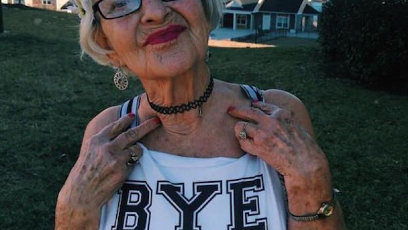 FOTO: A trecut de prima tinerețe, dar e dornică de SENZAȚII TARI! Cum arată femeia de 86 de ani care pozează sexy pe internet și are 750.000 de fani