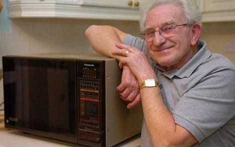Un pensionar a vrut să încălzească ceva la cuptorul cu microunde, dar era să facă INFARCT când a văzut ce era înăuntru! „Am încremenit când l-am văzut”
