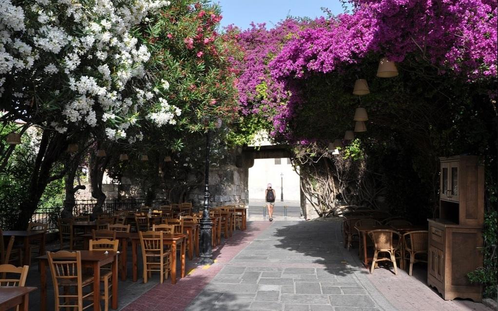 O ceașcă de cafea servită alături de povești, &icirc;n Chania