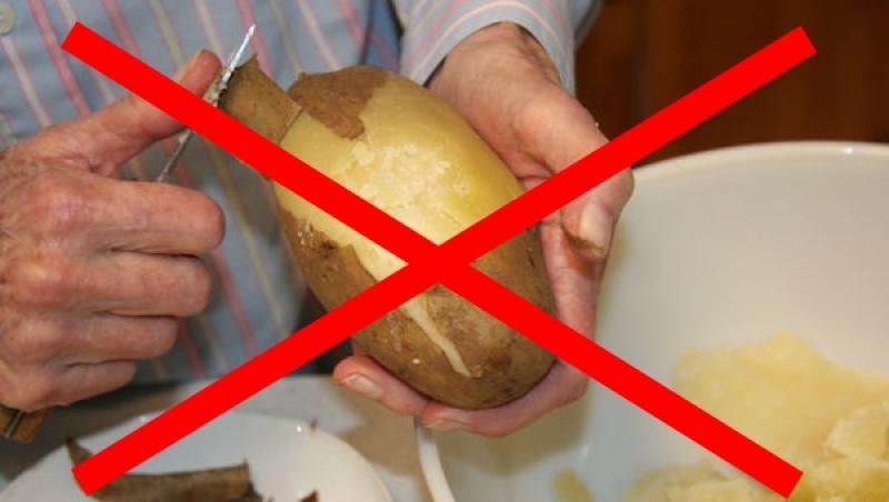 VIRAL: Truc genial! Cea mai simplă metodă prin care cureţi cartofii în mai puţin de cinci secunde! Uită de tot ce ştiai până acum