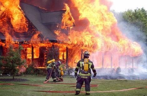 „Ajutor, FOC!” Pompierii au intrat în casa cuprinsă de incendiu, dar au rămas ȘOCAȚI când au văzut cine striga! Nu erau oameni!