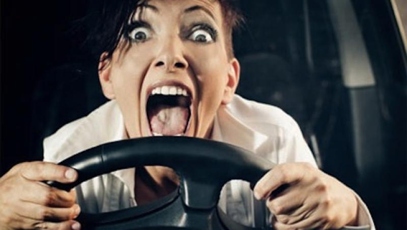 „Am văzut multe șoferițe nebune, dar ce a făcut ea întrece orice LIMITĂ”! Uite ce făcea femeia la volan! (VIDEO)