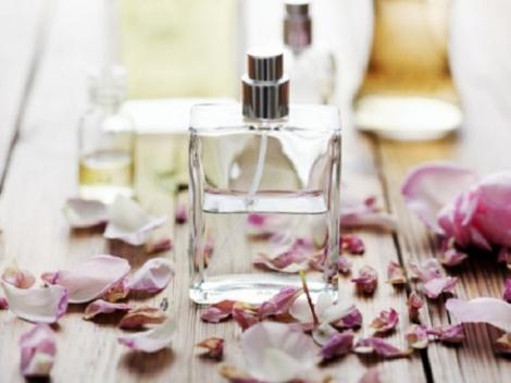 Iată cum să îţi faci singură un parfum foarte bun acasă, cu ingrediente naturale! E mult mai simplu decât crezi, iar rezultatul e uimitor