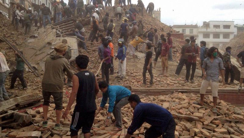 Infernul se dezlănţuie în Nepal! Peste 3200 de morţi în urma unui cutremur de 7,9 grade: 