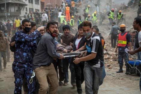 Infernul se dezlănţuie în Nepal! Peste 3200 de morţi în urma unui cutremur de 7,9 grade: "Îngerii păzitori sunt elicopterele"