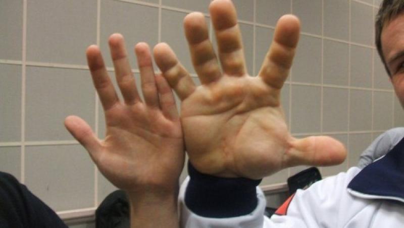 Rupe lanțurile cu mâna! „E o adevărată FORȚĂ a naturii bărbatul acesta, mâna lui este ca a unui GIGANT!” (VIDEO)