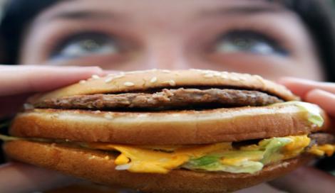 A vrut să muște din hamburger atunci când a văzut ASTA! Uite ce a găsit o femeie în mâncare! „Am rămas ORIPILATĂ!”