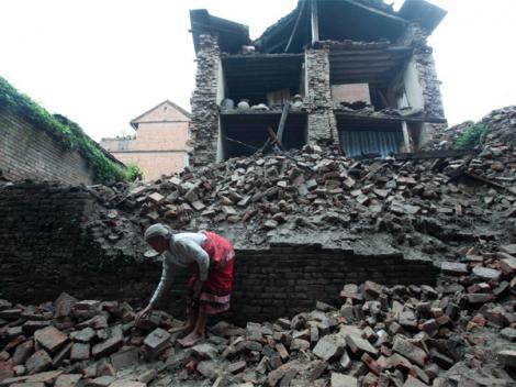 TRAGEDIA DIN NEPAL! Autorităţile cresc de la oră la oră numărul victimelor: 5.000 de morţi