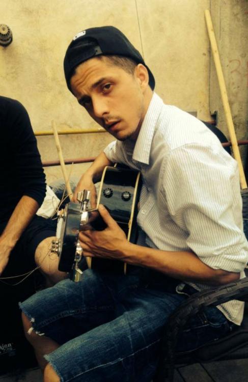 Rupe topurile &icirc;n două, dar e sărac lipit! Uddi, fost concurent X Factor, un artist cu viaţă de poveste