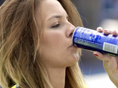 Uite cum arată femeia care bea 24 de ENERGIZANTE pe zi! Ceea ce s-a întâmplat DUPĂ este uimitor!