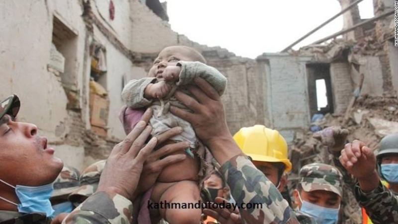 Miracolul din Nepal! Un bebeluș de patru luni a fost scos de sub mormanele de moloz! IMAGINI CUTREMURĂTOARE