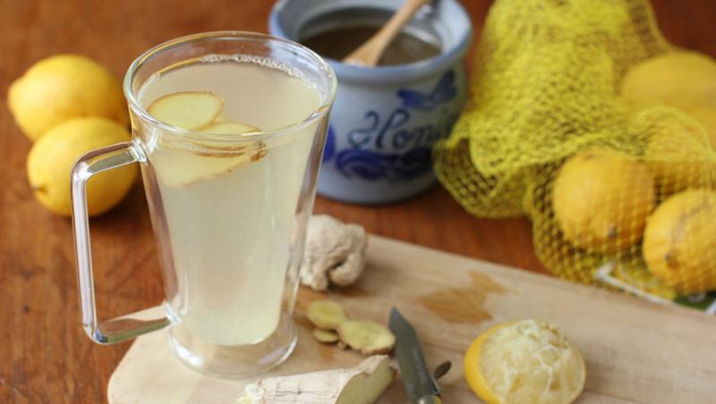 Ce se întâmplă cu corpul tău dacă bei un pahar de apă călduţă cu miere pe stomacul gol! Rezultatele se văd imediat