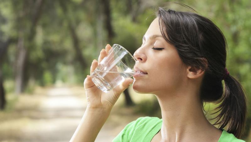 Ce se întâmplă cu corpul tău dacă bei un pahar de apă călduţă cu miere pe stomacul gol! Rezultatele se văd imediat